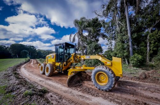 Araucária reforça programa Caminhos do Agricultor com novos maquinários