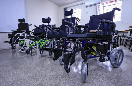 Araucária entrega cadeiras de rodas sob medida e garante mais autonomia a pacientes da rede municipal