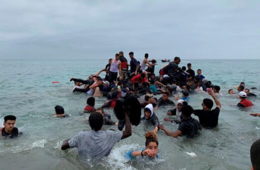 Entrada massiva de migrantes em Ceuta provoca colapso na fronteira entre Marrocos e Espanha