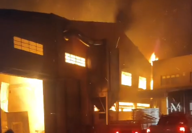 Incêndio atinge marcenaria de tradicional loja de móveis no bairro São Braz