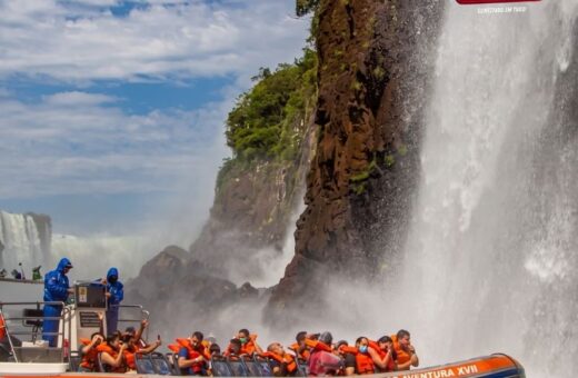 Embarcação do Macuco Safari tomba no Rio Iguaçu e deixa turista holandês morto em Foz do Iguaçu