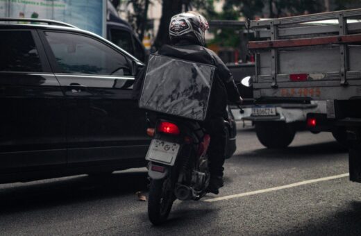 Câmara de Curitiba Retoma Debate Sobre Criação de Faixas Exclusivas para Motociclistas