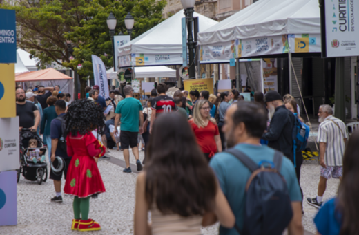 Domingo no Centro transforma Rua XV em espaço de lazer, serviços e cuidados com pets