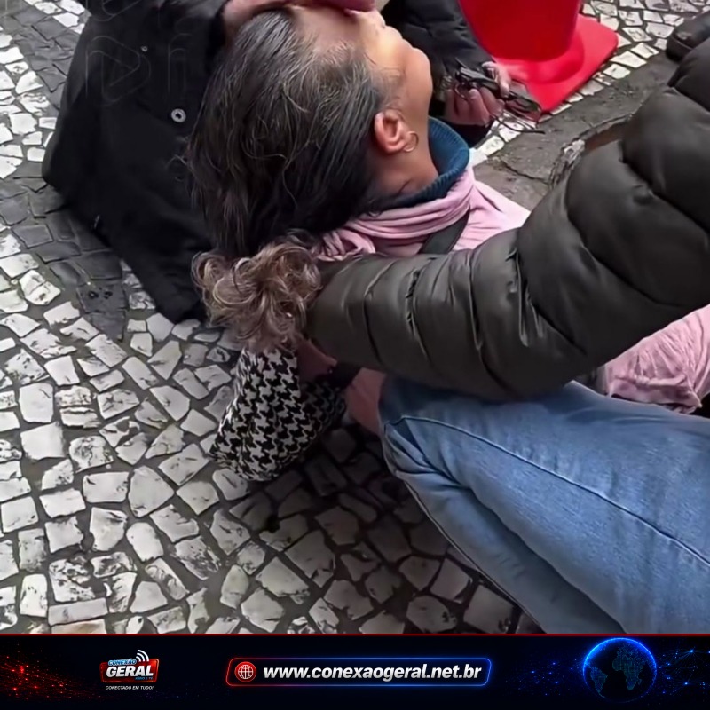 Bueiro aberto no Centro de Curitiba causa acidente; mulher cai e precisa ser resgatada