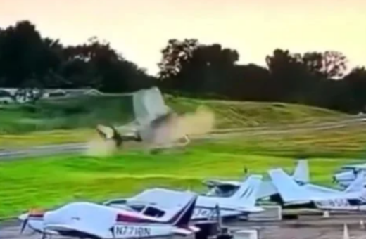 Vídeo mostra avião atingindo helicóptero da polícia na Pensilvânia; piloto morre