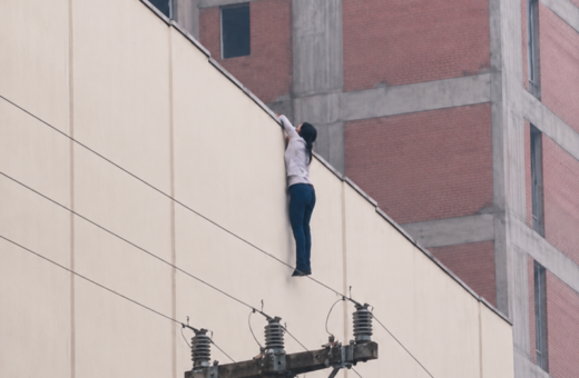 VÍDEO: mulher em situação de risco na lateral de prédio mobiliza atenção no Centro de Balneário Camboriú