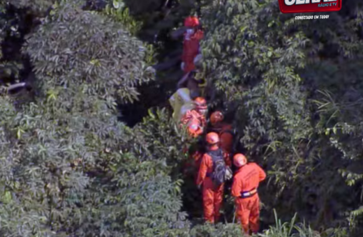 Helicóptero cai em área de mata no Rio de Janeiro e deixa quatro mortos