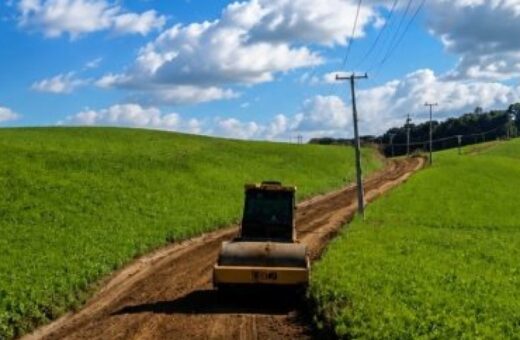 Quitandinha amplia obras no interior com melhorias em estradas, bueiros e rede de água