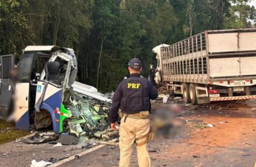 Perícia reforça hipótese de que carreta invadiu pista contrária antes de tragédia com 23 mortos na BR-373