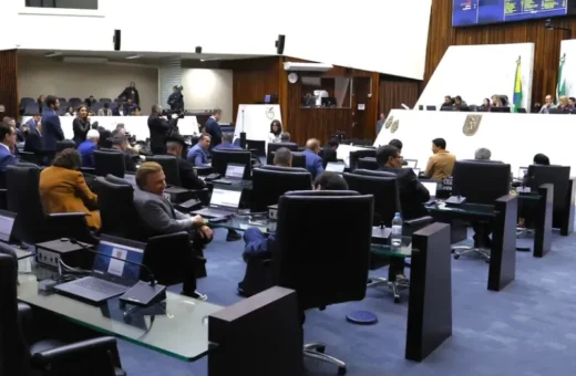 Paraná projeta receita de R$ 84,5 bilhões para 2027; Assembleia aprova LDO com 81 emendas