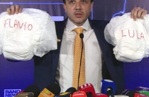 Renan Santos leva fraldas com nomes de Lula e Flávio e provoca ausentes antes do debate da Band