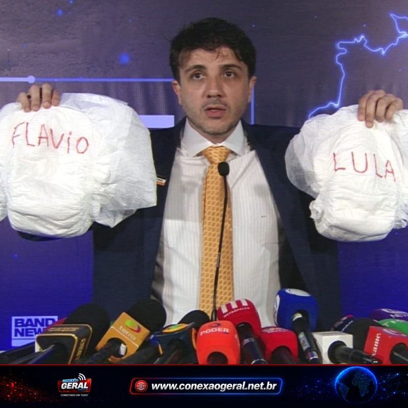 Renan Santos leva fraldas com nomes de Lula e Flávio e provoca ausentes antes do debate da Band