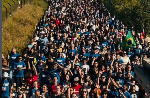 Primeira Marcha para Jesus reúne centenas de pessoas e leva fé e louvor às ruas de Colombo