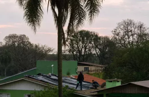 Temporais deixam dois mortos, mais de 4 mil afetados e destroem casas no Rio Grande do Sul