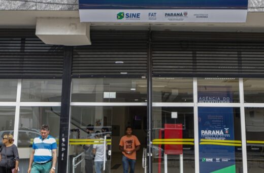 Paraná abre semana com 21,8 mil vagas de emprego; indústria concentra maior número de oportunidades