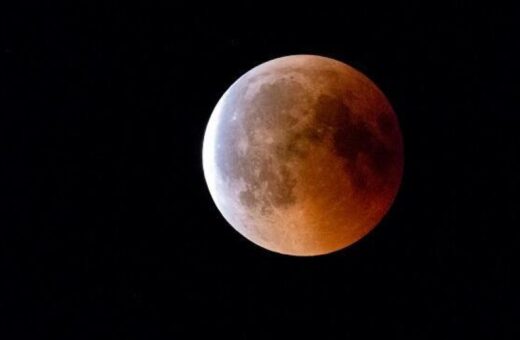 Eclipse lunar quase total encobre 96% da Lua e impressiona observadores no Brasil e no Paraná
