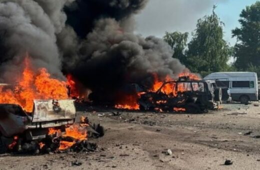 Ucrânia lança quase 800 drones contra Rússia; ataque russo mata 10 em Kharkiv