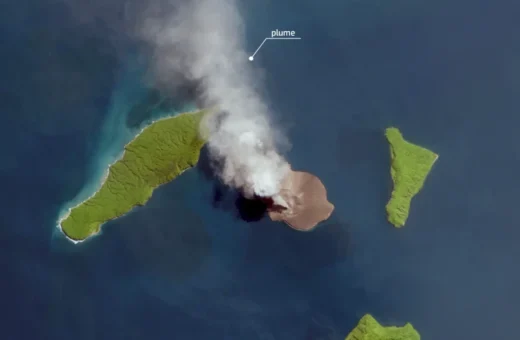 Anak Krakatau entra em erupção e paralisa aeroportos na Indonésia