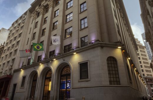 Dólar cai e Ibovespa avança com eleições e commodities no radar