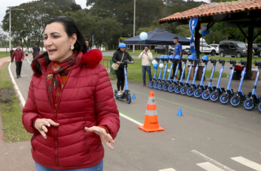 Blitz em Curitiba orienta usuários de patinetes após novas regras de circulação