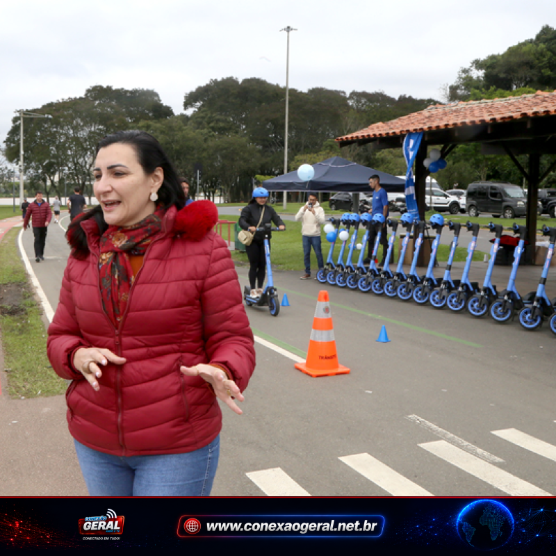 Blitz em Curitiba orienta usuários de patinetes após novas regras de circulação