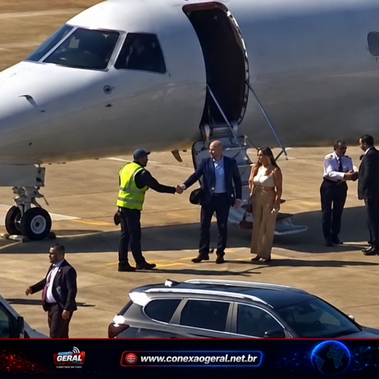 Vídeo mostra Moraes e esposa desembarcando de jato ligado a Daniel Vorcaro; escritório diz que voo foi contratado como táxi aéreo