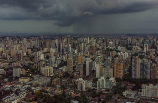 Segunda amanhece fria e úmida na Grande Curitiba após fim de semana de temporais