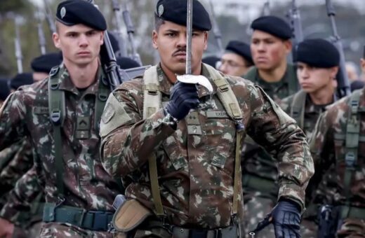 Desfile cívico reúne militares, estudantes e entidades em Araucária