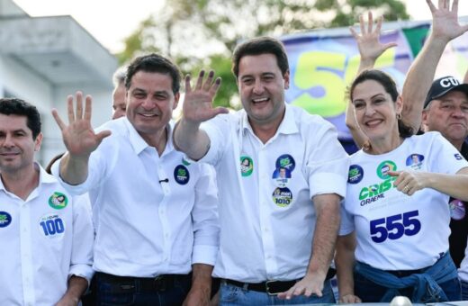Ratinho Junior e Sandro Alex fazem carreata em Araucária com candidatos e lideranças políticas