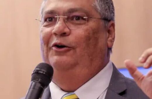 Dino retira sigilo de 5 mil páginas do caso ‘Dark Horse’ e manda material para a PF
