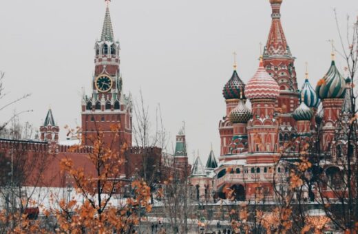 Enviados dos EUA chegam a Kiev após reunião com Putin e retomam pressão por acordo