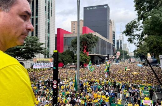 Ato na Paulista reúne apoiadores de Flávio Bolsonaro no 7 de Setembro