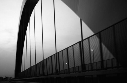 Viaduto Curitiba–Pinhais tem tabuleiro concluído e obra entra em nova fase