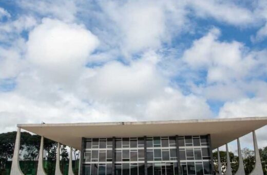 STF tem sessão tensa sobre caso Moraes e Vorcaro; Nunes Marques deixa plenário e Fachin contém interrupções