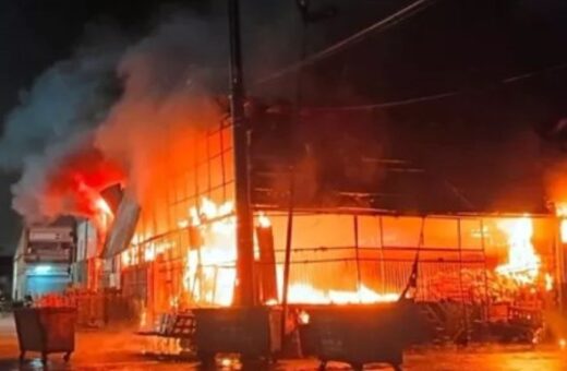 Incêndio destrói pavilhão da Ceagesp e atinge 320 boxes em São Paulo