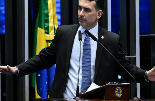 Flávio visita Filipe Martins em Ponta Grossa e critica Moraes