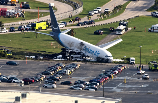 Avião cargueiro da Amazon sai da pista em Miami e deixa ao menos cinco mortos