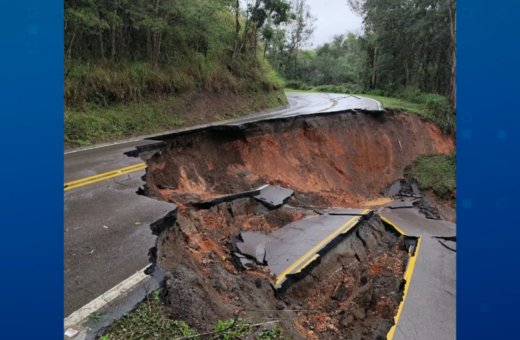 BR-476 cede em Adrianópolis e é totalmente interditada após fortes chuvas