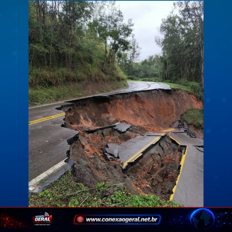 BR-476 cede em Adrianópolis e é totalmente interditada após fortes chuvas