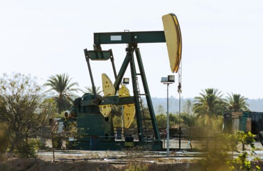 Petróleo se aproxima de US$ 100 com escalada entre Estados Unidos e Irã