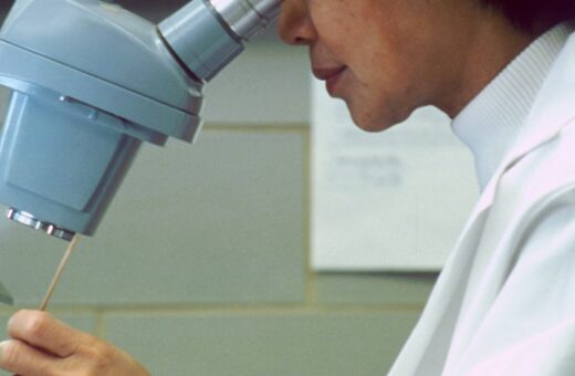 Prêmio para meninas e mulheres cientistas oferece até R$ 13 mil
