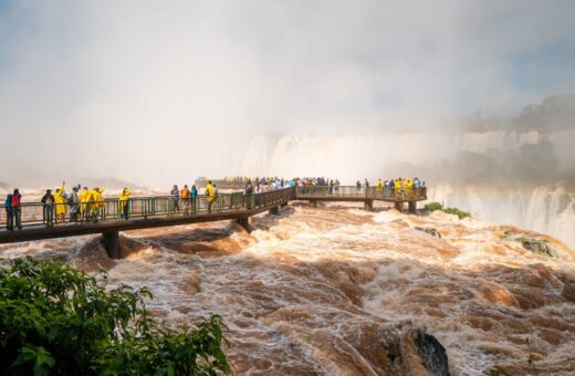 Cataratas do Iguaçu têm vazão cinco vezes acima da média e mantêm visitação aberta