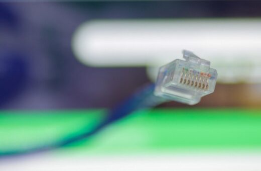 Paraná tem internet em 93,56% dos domicílios, mas desigualdade regional persiste