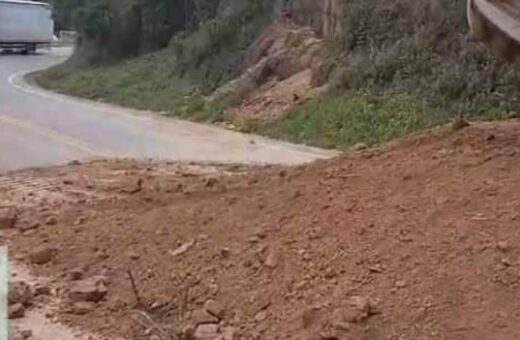 PR-092 é totalmente interditada após deslizamento entre Rio Branco do Sul e Cerro Azul
