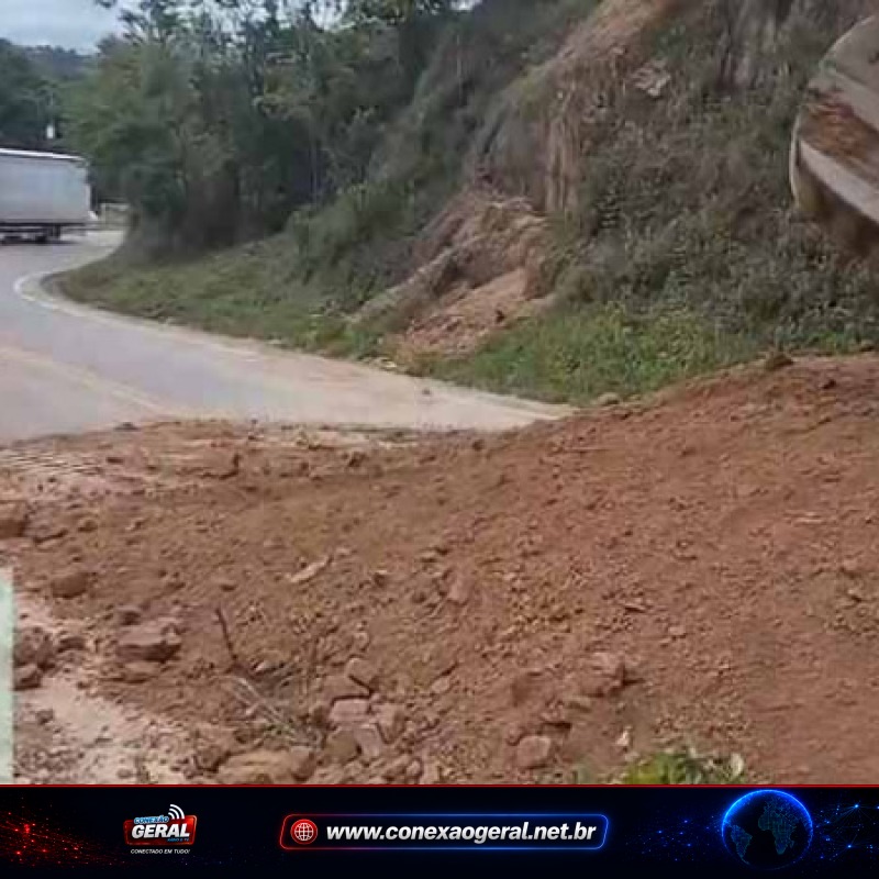 PR-092 é totalmente interditada após deslizamento entre Rio Branco do Sul e Cerro Azul