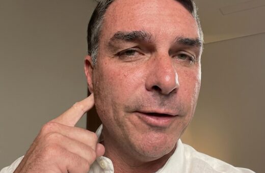 Flávio Bolsonaro denuncia propaganda eleitoral exibida sem áudio na TV