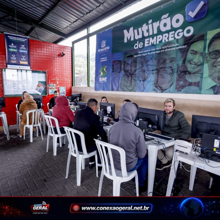 Atendimento no mutirão de emprego realizado no Terminal Vila Angélica, em Araucária. Foto: Carlos Poly/SMCS-PMA.
