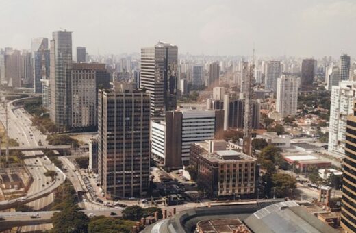 Lula vai à Avenida Paulista e Flávio Bolsonaro reúne prefeitos em São Paulo neste domingo